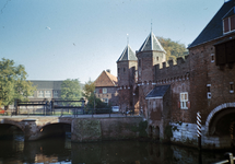 836022 Gezicht op de Koppelpoort te Amersfoort, vanaf de Kleine Koppel.